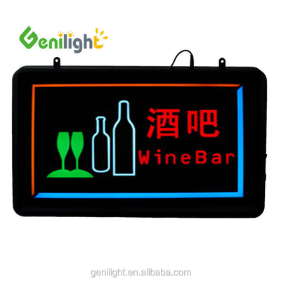 Le strisce LED illuminano un'attraente tavola da vino con clienti dinamici e segno ABS